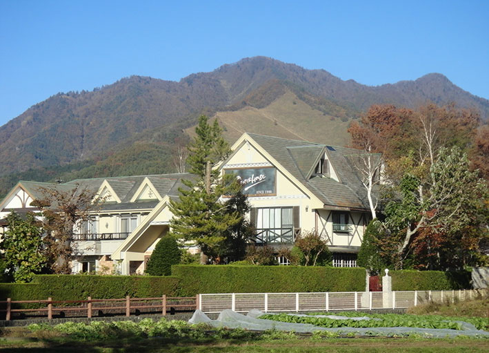拥抱自然的日本浅间山别墅